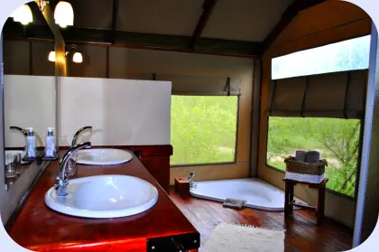 Bathroom at Lion Tree Top Lodge near Hoedspruit